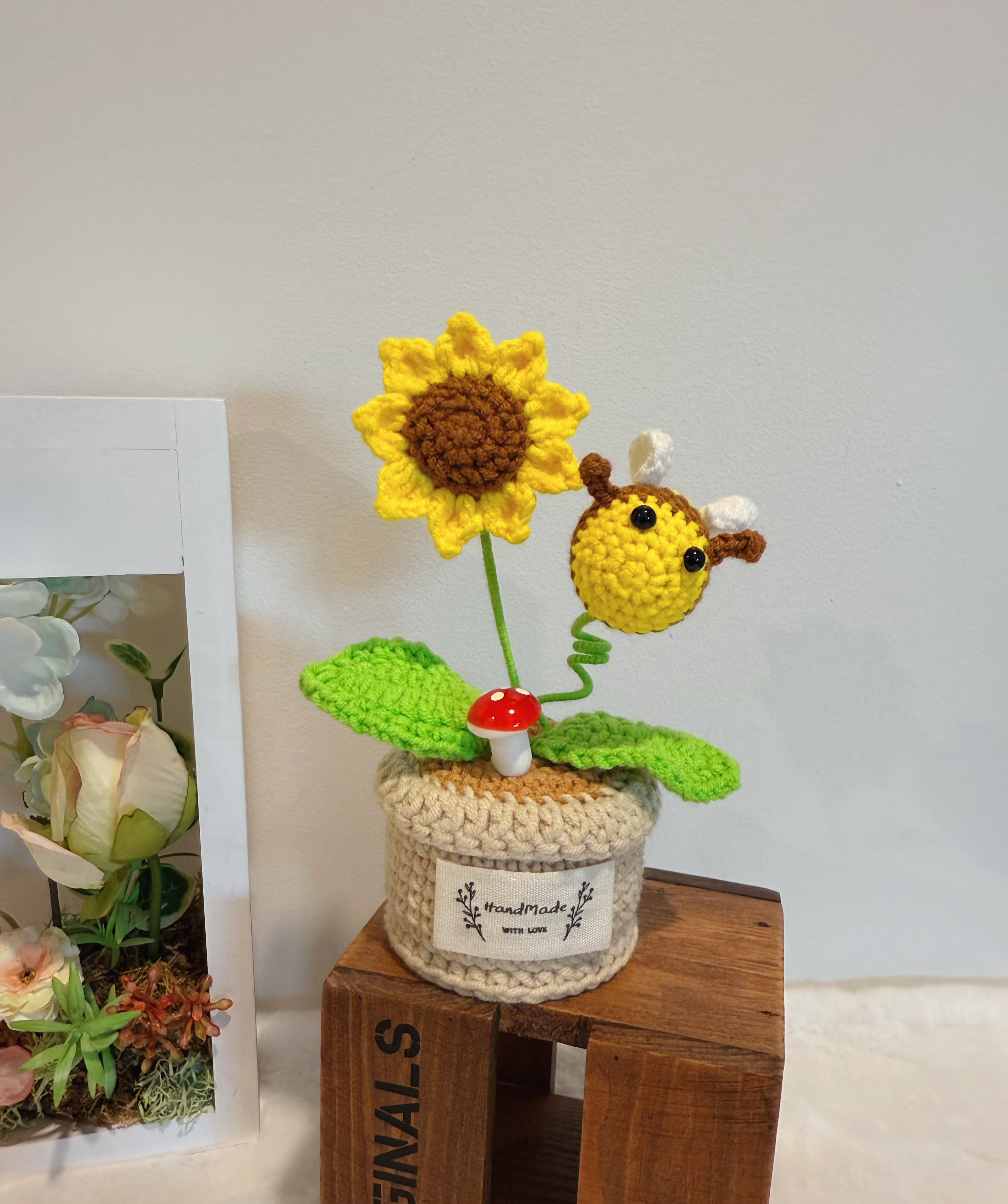 Sunflower & Flying Bee Pot Decoration